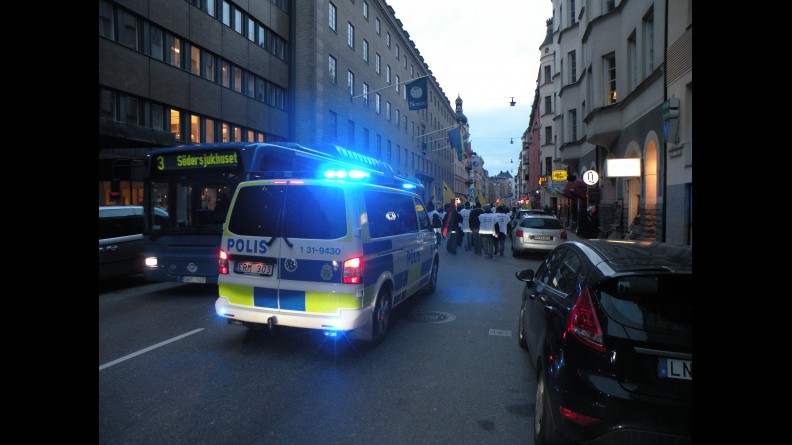 polis bil blåljus stad