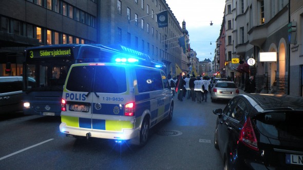 polis bil blåljus stad